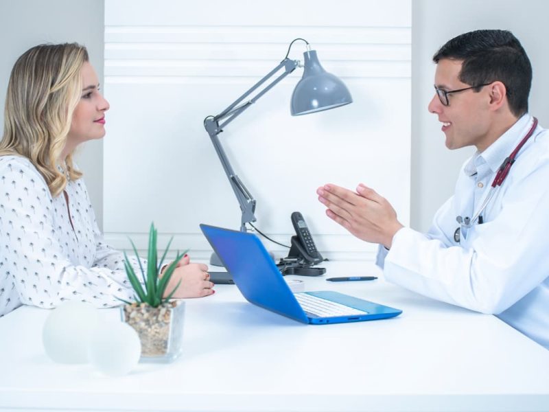 Médico atendendo paciente, representando o uso do AAFR.
