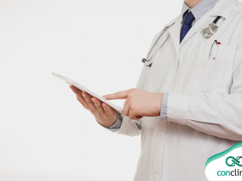 Profissional de saúde fazendo análises clínicas em um tablet.