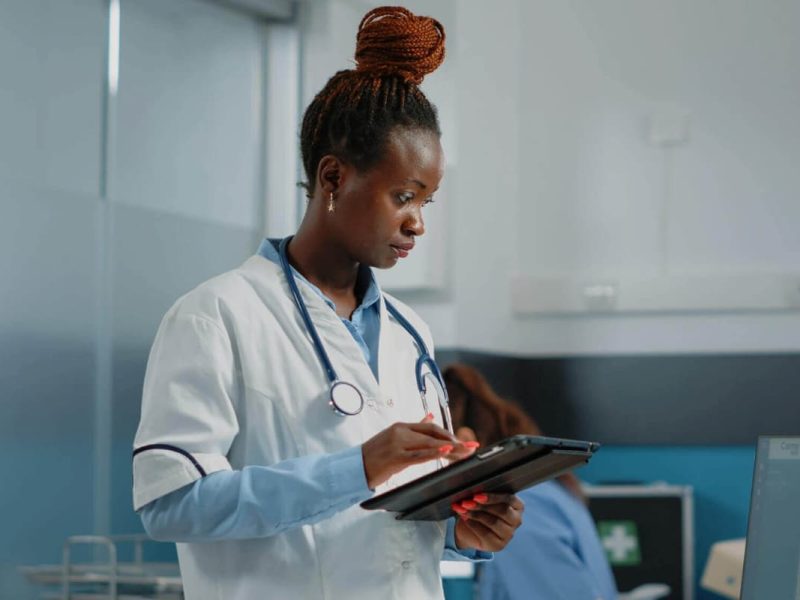 Profissional de saúde fazendo a assinatura digital para médicos.