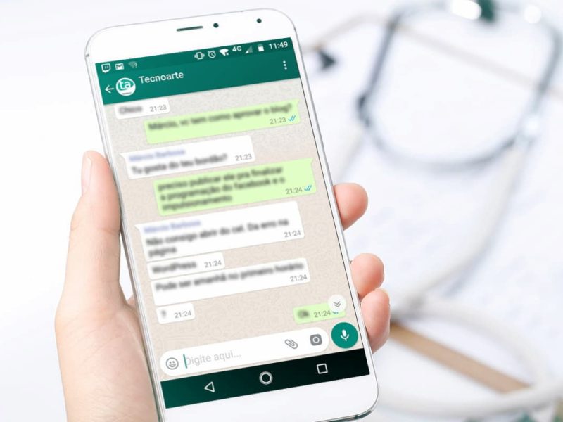 Profissional da saúde fazendo atendimento médico pelo WhatsApp.