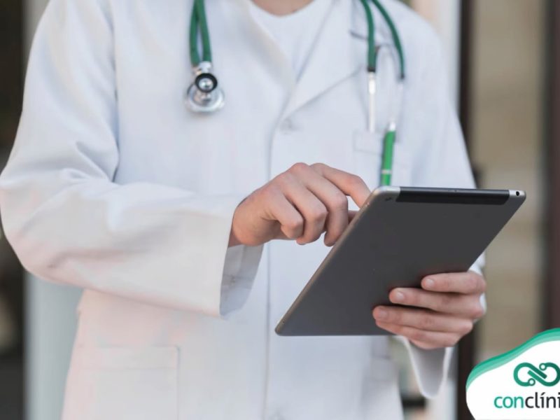 Médico usando um tablet para fazer a automação de processos.