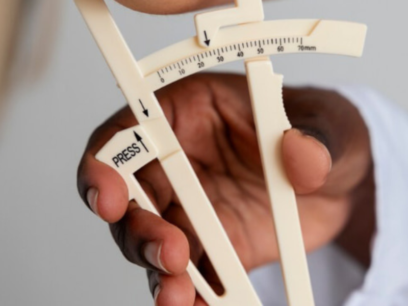 Ferramenta de avaliação antropométrica para médicos medirem a gordura corporal.