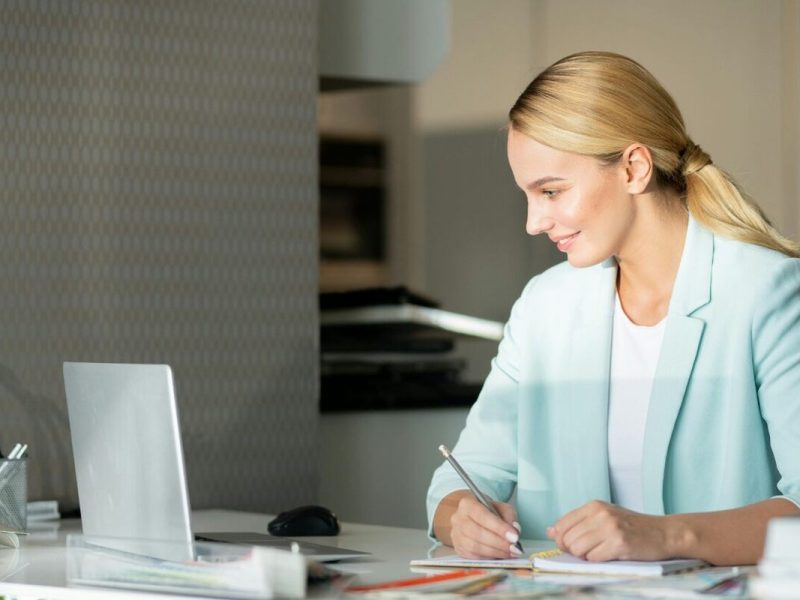 gestora de clínica sorrindo para computador, que conta com o backup automático de dados do conclínica