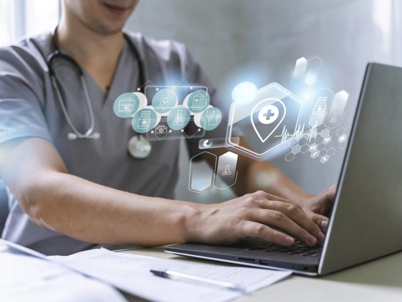 banner-medico-com-medico-trabalhando-no-laptop