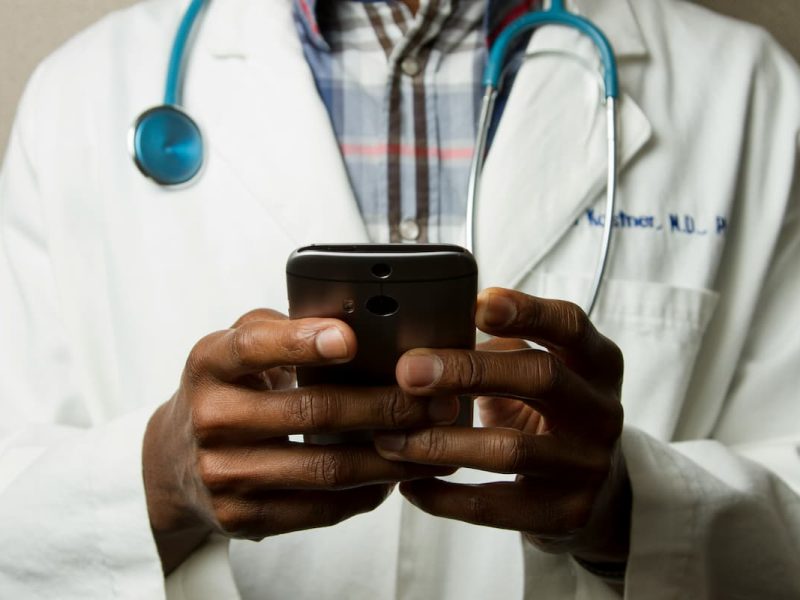 Médico consultando a agenda médica online pelo celular