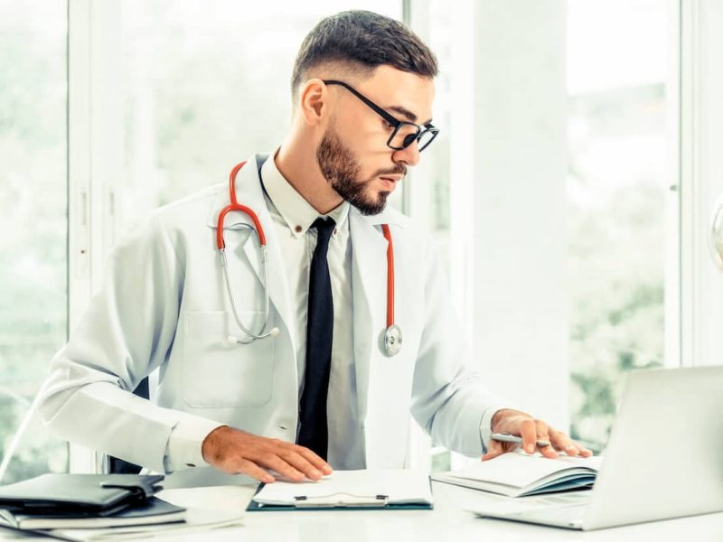 Médico pesquisando os benefícios do prontuário eletrônico para gerenciar melhor sua clínica médica.