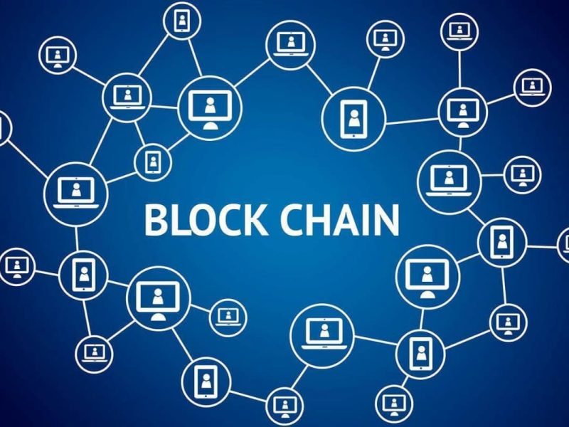 Imagem de Blockchain para saúde com ícones de celulares e computadores.