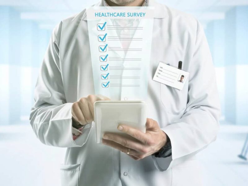 Médico fazendo o cadastro de pacientes.