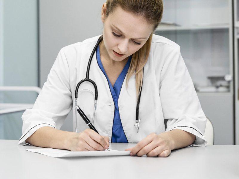médico escrevendo uma receita - Foto: FReepik