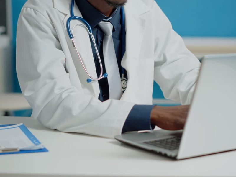 Médico usando o computador para descobrir como funcionam certificação digital e nota fscal eletrônica para médicos.