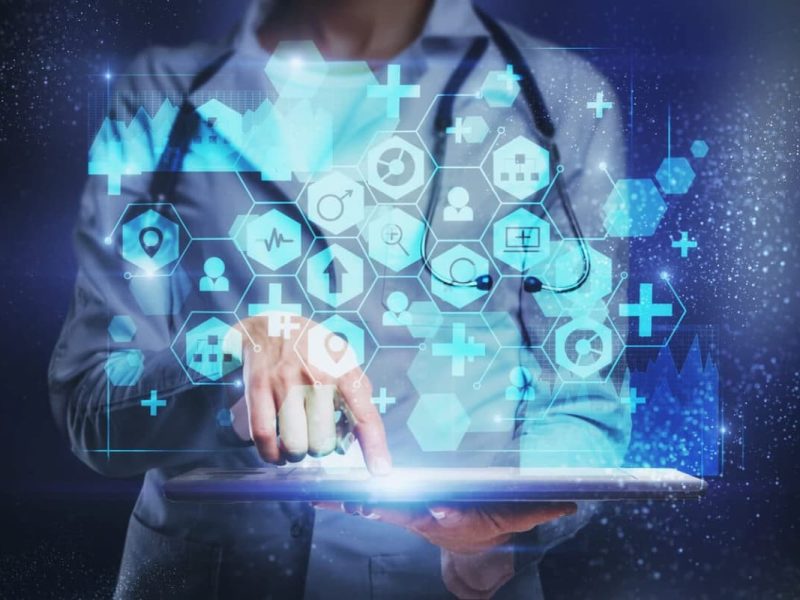 Médico segurando tablet com ícones de saúde e símbolos de dados seguros, representando certificado-digital.