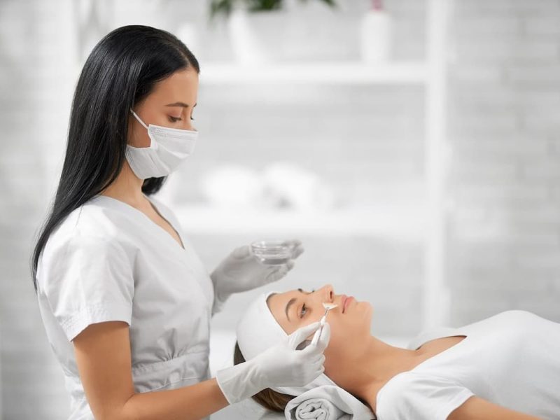 Profissional utiliza sistema de gestão em clínica de estética para organizar atendimentos e tratamentos.