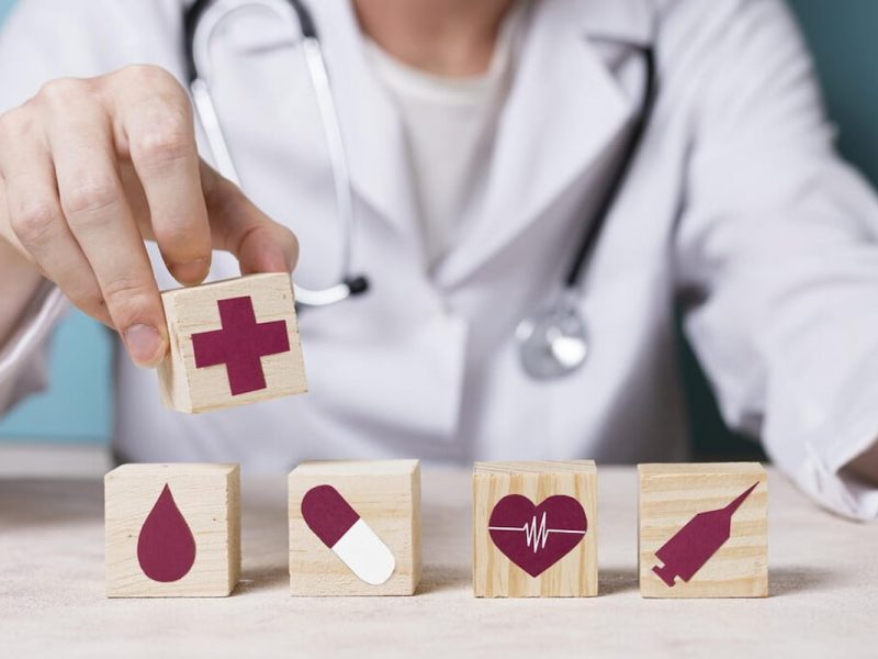 Médica de jaleco branco com estetoscópio no ombro e verificando o código de ética médica.