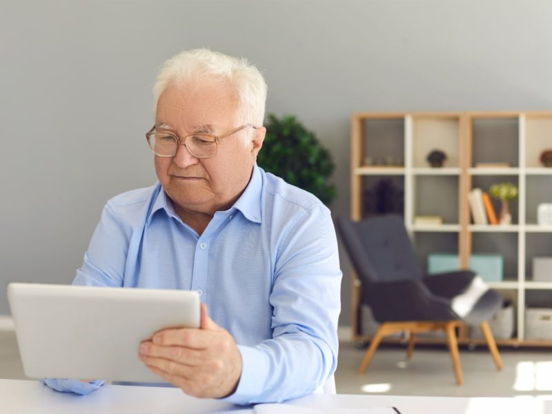 Médico fazendo agendamento online.