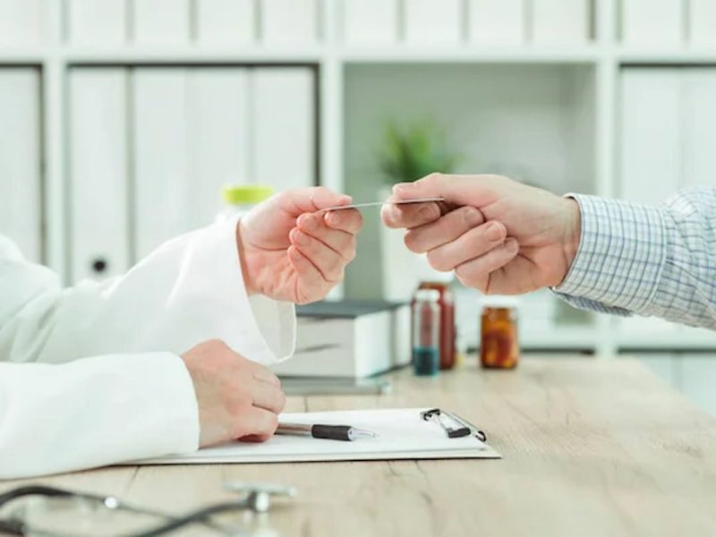 Médico fazendo o credenciamento do escritório a um plano de saúde.