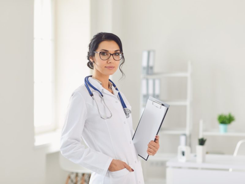 Médica segurando uma prancheta com confirmação de consultas.