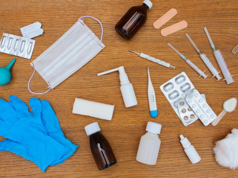 Imagem com materiais descartáveis para clínicas, como seringas e luvas.