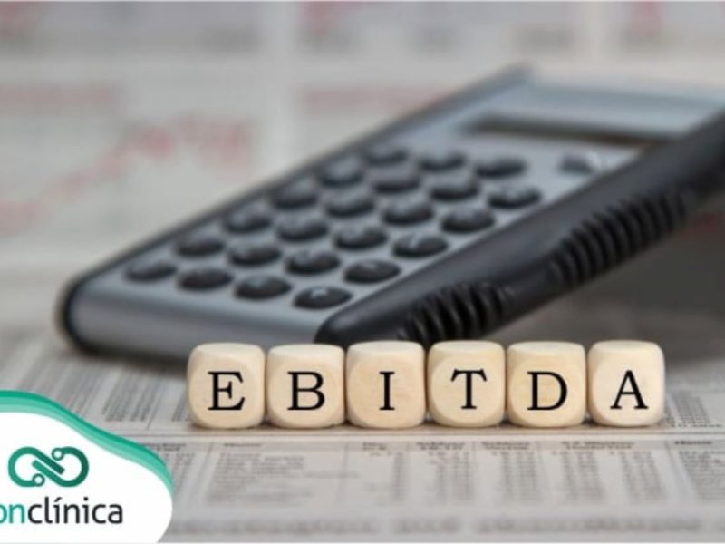 Calculadora atrás de blocos de letras que juntas formam a palavra EBITDA.