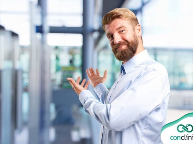 Profissional médico em jaleco branco em uma clínica moderna, gestualizando como se explicasse um conceito, simbolizando o empreendedorismo na medicina.