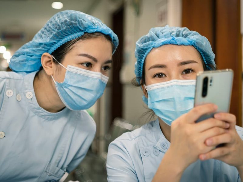 Fotografia de duas médicas que fazem parte de uma equipe multiprofissional de saúde de uma clínica.