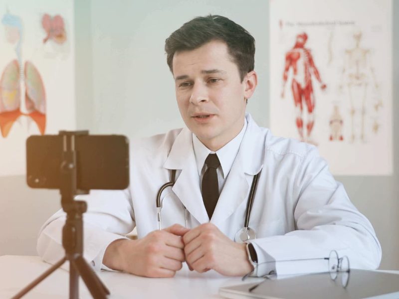 Profissional da saúde fazendo live do Facebook para médicos.