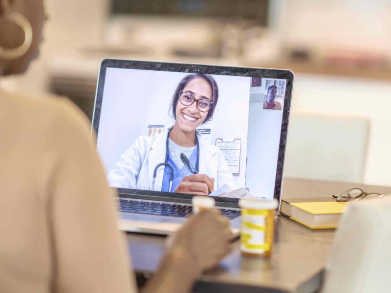 Médica fazendo teleconsulta e gestão de consultório online para uma boa administração.