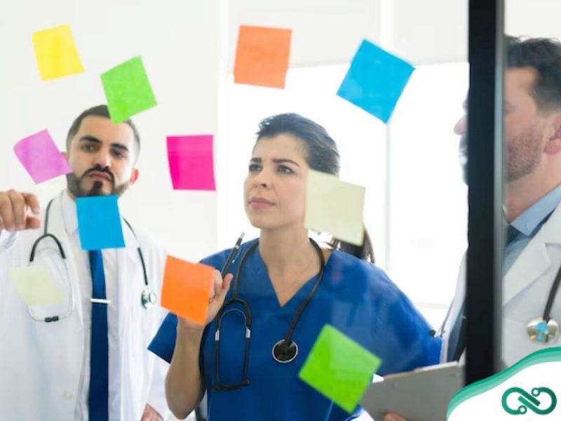 Médicos em frente a post-its para organizar a gestão de tarefas.