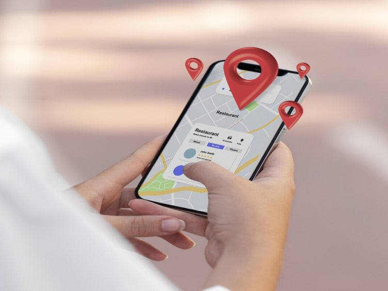 visão de um celular de uma médica criando um google meu negocio para medicos