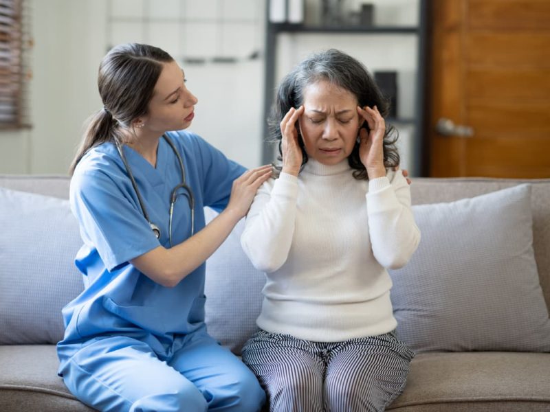Médica consolando paciente com expressão estressada, simbolizando imprudência médica.