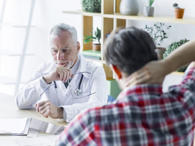 Médico e pacientes desconfortáveis, simbolizando inadimplência médica.