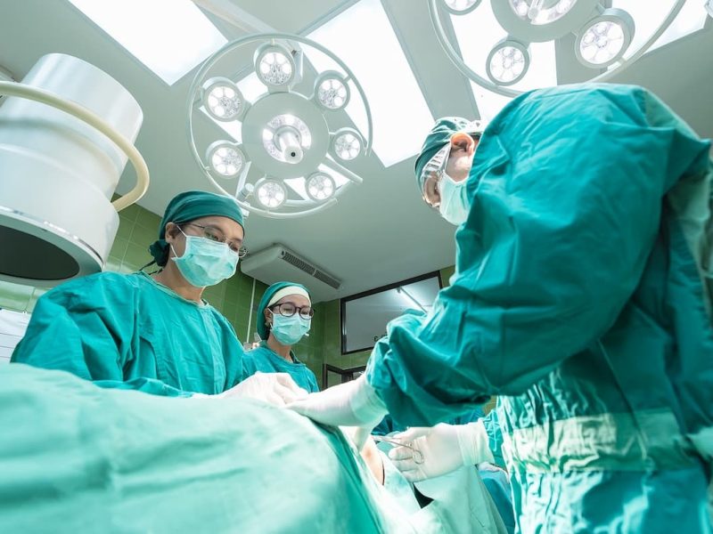 Fotografia de uma equipe médica realizando uma operação de acordo com a lei do ato médico.