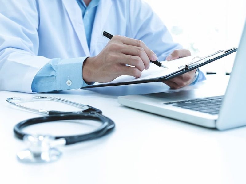 Médico usando um tablet para criar uma persona do marketing médico.
