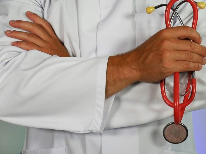 Médico com estetoscópio - Foto: Unsplash