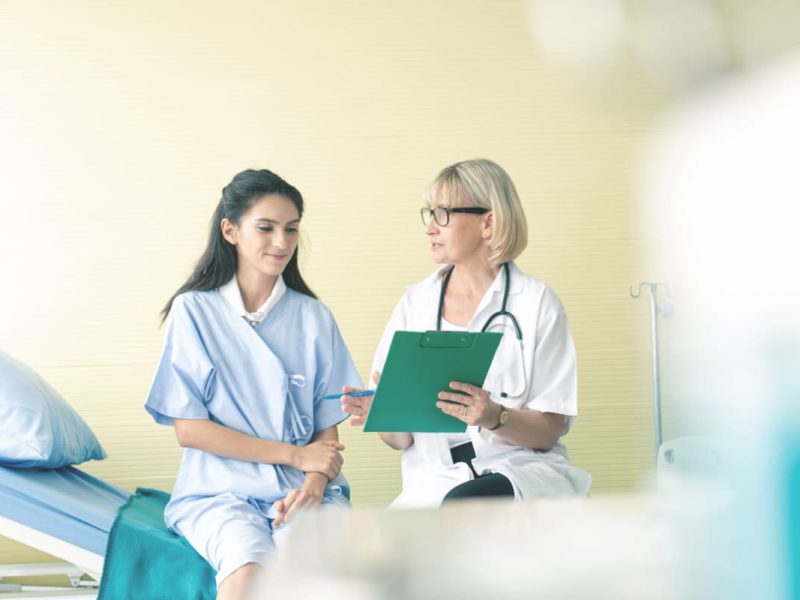 Médica conversando com paciente, colocando em prática a medicina personalizada.
