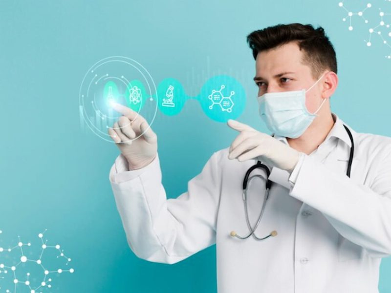 Médico fazendo medicina preventiva interagindo com uma imagem como se fosse um holograma.