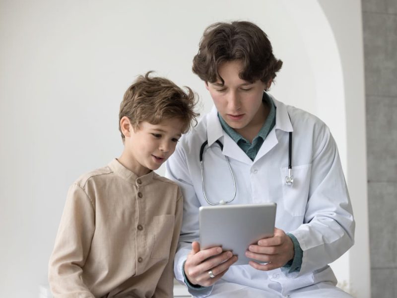 Médico mostrando a gestão de Multi Agenda para paciente.