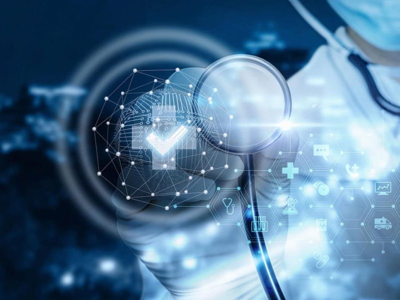 Médico com estetoscópio e lupa digital exibindo ícone de verificação, simbolizando CID em saúde.