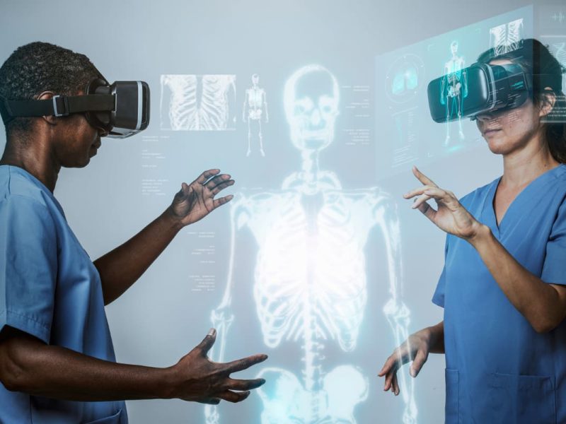 Profissionais usando realidade virtual para visualizar exames radiológicos, representando o que é RIS na radiologia e suas vantagens.