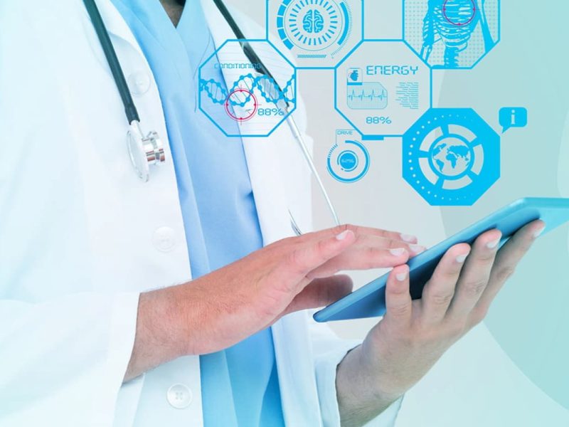 Profissional da saúde fazendo prescrição digital no tablet.
