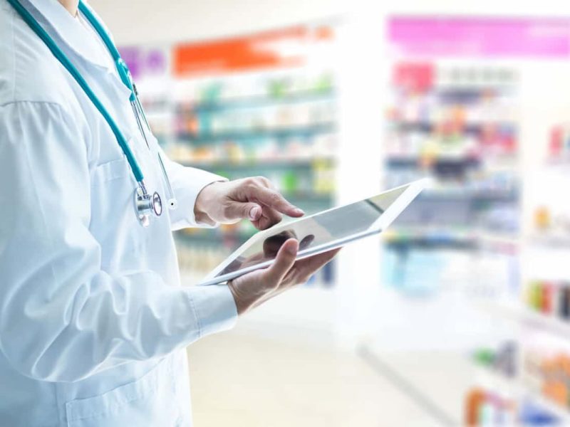 Profissional da saúde fazendo uma prescrição digital para pacientes.