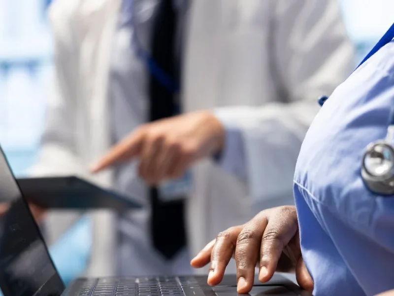 médico e enfermeira avaliando um prontuário eletrônico interoperável pelo notebook