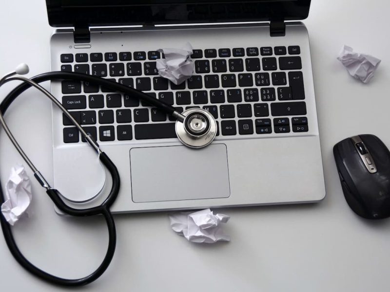 Estetoscópio sobre teclado de laptop, indicando a transição para receita médica digital.