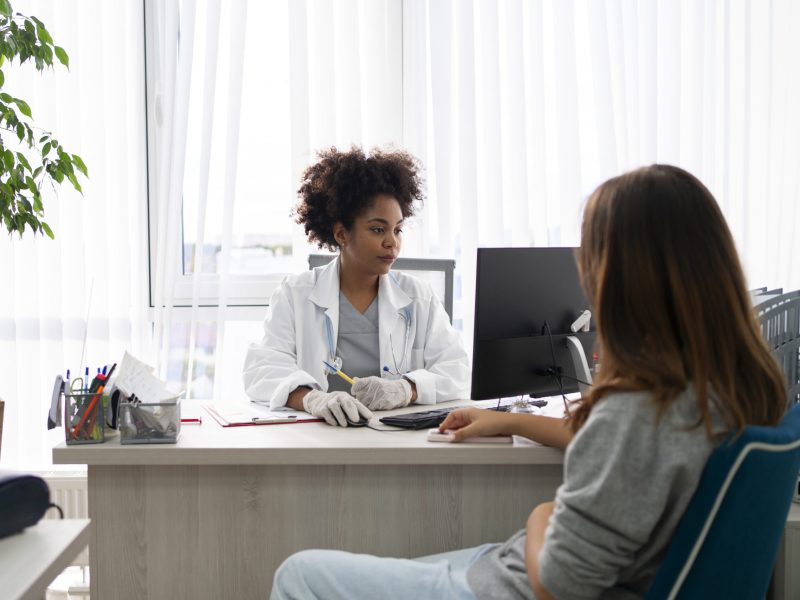 Pessoa em uma consulta medica esperando na recepção da clinica - Foto: Freepik