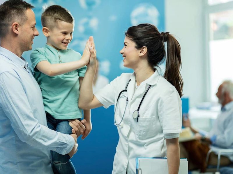 Médicos aprimorando o relacionamento com pacientes.