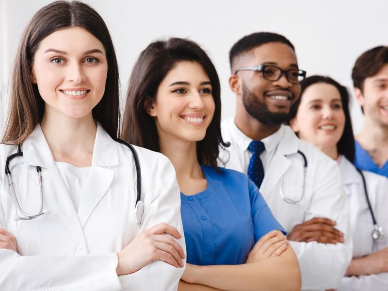 Grupo de profissionais de saúde em fila, representando repasse médico.