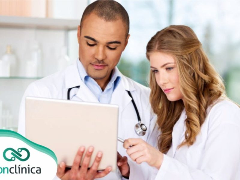 Dois profissionais de saúde analisando em um tablet a rotina de um médico.