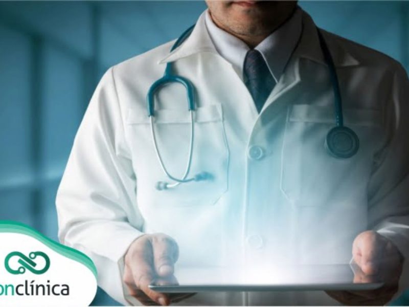 médico segurando um tablet seguindo os princípios de Sigilo médico.