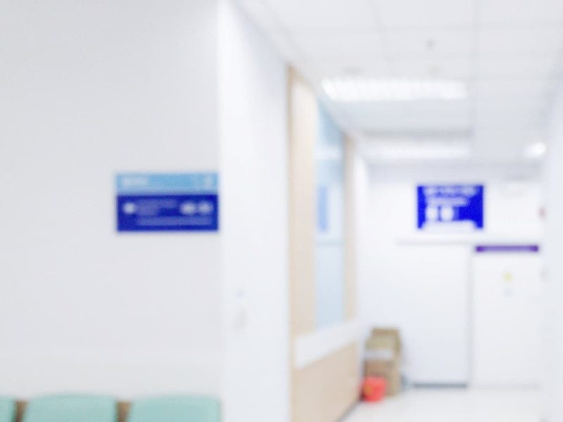 Imagem com sinalização para clínicas médicas em um corredor.