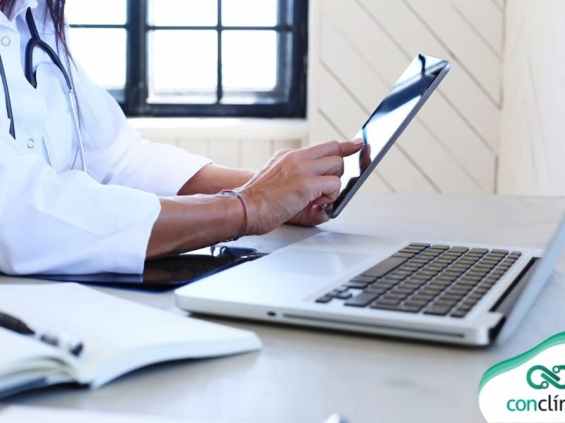 Profissional de saúde usando um software de prontuário eletrônico em um tablet.
