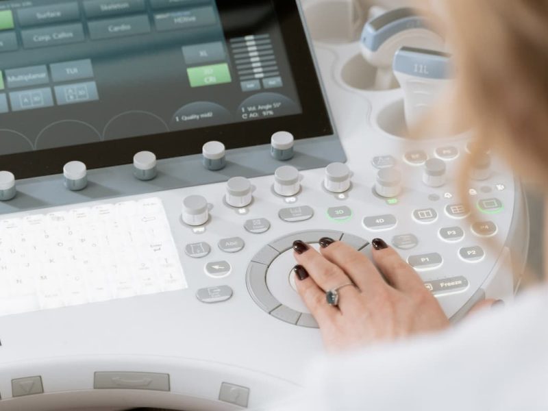 Profissional de saúde representando a tecnologia na medicina.